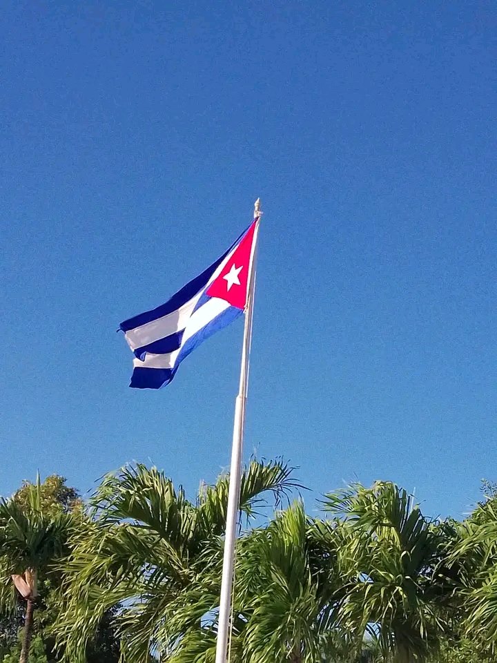 7 de diciembre: Cuánta Gloria!!!! Maceo y Panchito; los 90 de Frank País; el 35 aniversario del tributo  a los internacionalistas caídos... Mucha gloria e Historia en un solo día!!! Continuaremos la marcha indetenible de nuestra Revolución.
#TenemosMemoria