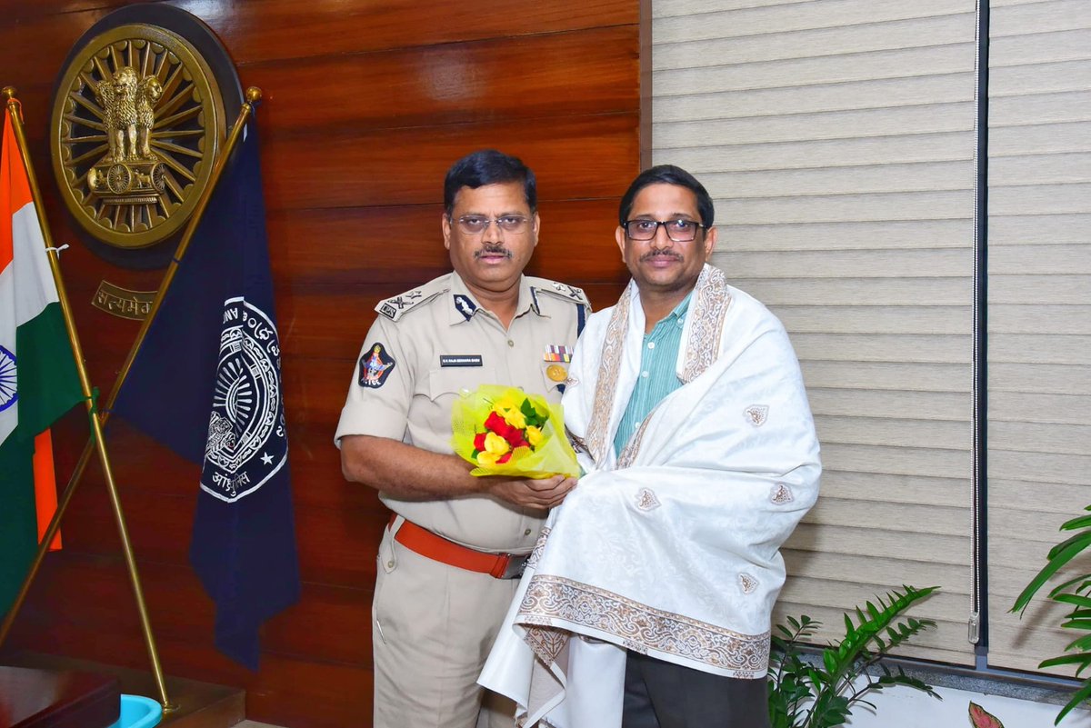 VjaCityPolice's tweet photo. సైబర్ క్రైమ్, డిజిటల్ అరెస్ట్ జరగకుండా నిరోధించిన బ్యాంకు అధికారి మరియు సిబ్బందిని సత్కరించిన నగర పోలీస్ కమిషనర్ శ్రీ ఎస్. వి. రాజ శేఖర బాబు ఐ. పి. ఎస్ గారు.

 #Digitalarrest #Dial1930 #Stay_Safe #Cyber_Safe    #BeAlert  #NTRDistrict #AndhraPradeshStatePolice  @APPOLICE100 https://t.co/P2PLwc88qG
