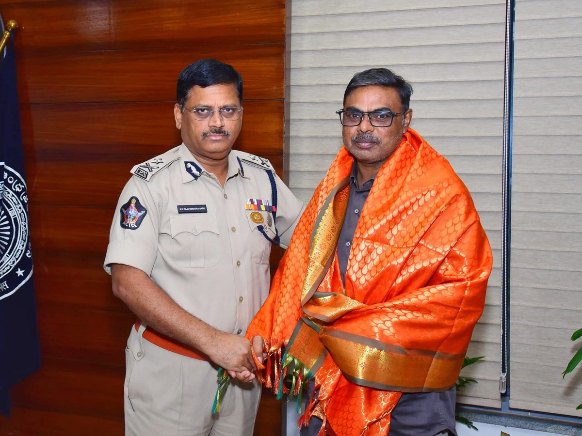 VjaCityPolice's tweet photo. సైబర్ క్రైమ్, డిజిటల్ అరెస్ట్ జరగకుండా నిరోధించిన బ్యాంకు అధికారి మరియు సిబ్బందిని సత్కరించిన నగర పోలీస్ కమిషనర్ శ్రీ ఎస్. వి. రాజ శేఖర బాబు ఐ. పి. ఎస్ గారు.

 #Digitalarrest #Dial1930 #Stay_Safe #Cyber_Safe    #BeAlert  #NTRDistrict #AndhraPradeshStatePolice  @APPOLICE100 https://t.co/P2PLwc88qG