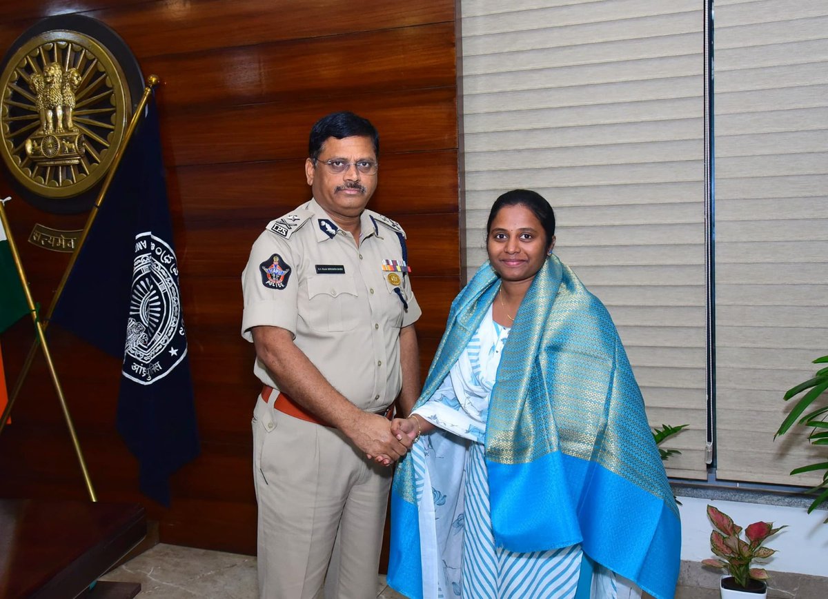 VjaCityPolice's tweet photo. సైబర్ క్రైమ్, డిజిటల్ అరెస్ట్ జరగకుండా నిరోధించిన బ్యాంకు అధికారి మరియు సిబ్బందిని సత్కరించిన నగర పోలీస్ కమిషనర్ శ్రీ ఎస్. వి. రాజ శేఖర బాబు ఐ. పి. ఎస్ గారు.

 #Digitalarrest #Dial1930 #Stay_Safe #Cyber_Safe    #BeAlert  #NTRDistrict #AndhraPradeshStatePolice  @APPOLICE100 https://t.co/P2PLwc88qG