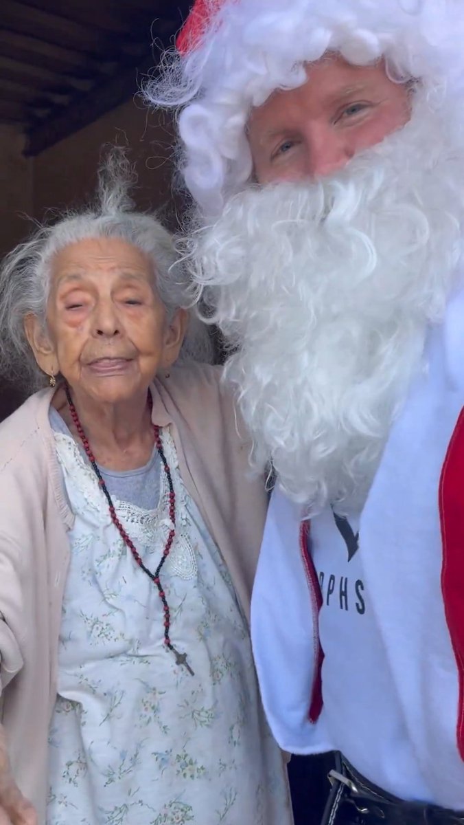 Luis_SV_2021's tweet photo. @MURPHSLIFE Gracias por darles tanta alegria en sus último días a todos esos bellos abuelitos, gracias Aaron 🙏🥹
#SantaClausSLV
#ElSalvador
#MurphsLife https://t.co/CdLWF1giJ2