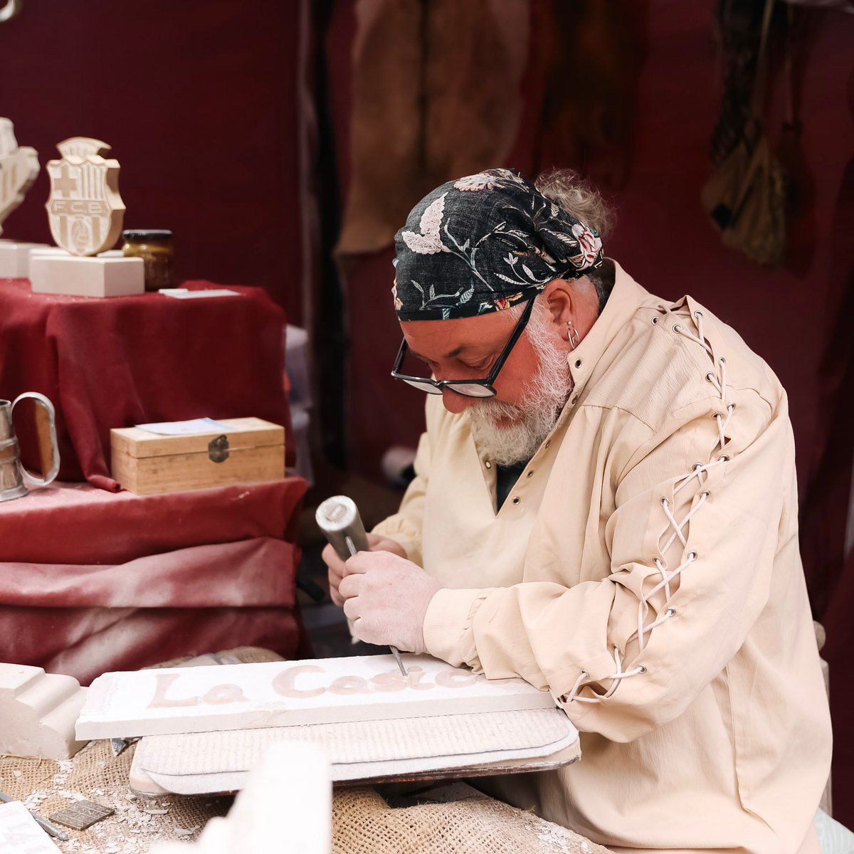 ✨ Els carrers de #Vic bullen amb màgia, música i el millor menjar medieval i t’esperen amb espectacles, artesania i sorpreses que et faran viatjar al cor de l’època #medieval 🏰 🎭

👉 Consulta la programació a vicfires.cat