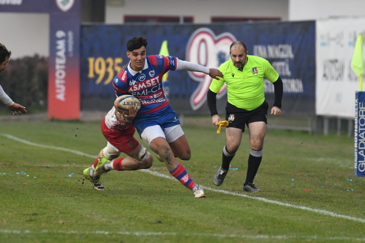 RugbyRovigoDelt's tweet photo. Primi in Classifica🤩
La settima giornata del Campionato #SerieAElite è della #RugbyRovigoDelta 💪🏼 I #rossoblù vincono il match contro l’HBS Colorno per 52 a 24 e ottengono così 5️⃣ punti in classifica 🙌🏼 Forza Rovigo ❤️💙 https://t.co/YkHxz5sZwE