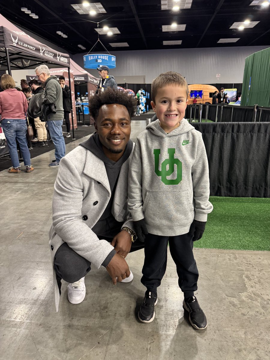 Thanks for the picture yesterday with my little dude.. You are a class act and it was great to meet ya!! Go Ducks <a href="/KBDeuce4/">Kenjon Barner</a>
