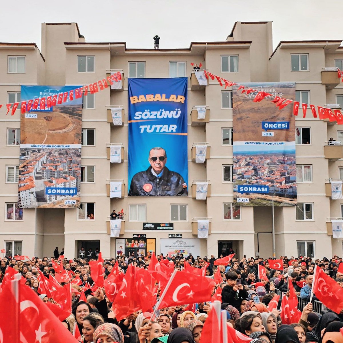 Bugün 5113 konutun daha teslim edildiği, 1 yıl içinde evine kavuşmayan tek depremzedenin dahi kalmayacağı Gaziantep’te herkesin fikri aynı!

BABALAR SÖZÜNÜ TUTAR! 

Teşekkürler Sn. Cumhurbaşkanım. Allah sizi bu milletin başından eksik etmesin. 🤲