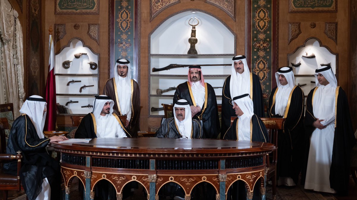 📸♥️| سموّ الأمير <a href="/TamimBinHamad/">تميم بن حمد</a> وسمو الأمير الوالد يشهدان مراسم عقد قران سعادة الشيخ خليفة بن حمد آل ثاني وزير الداخلية قائد قوة الأمن الداخلي "لخويا" على الشيخة فاطمة كريمة سعادة الشيخ ناصر بن حسن العبدالرحمن آل ثاني وذلك بقصر الوجبة العامر

<a href="/KHK/">خليفة بن حمد</a> | #نديب_قطر | #قطر 🇶🇦
