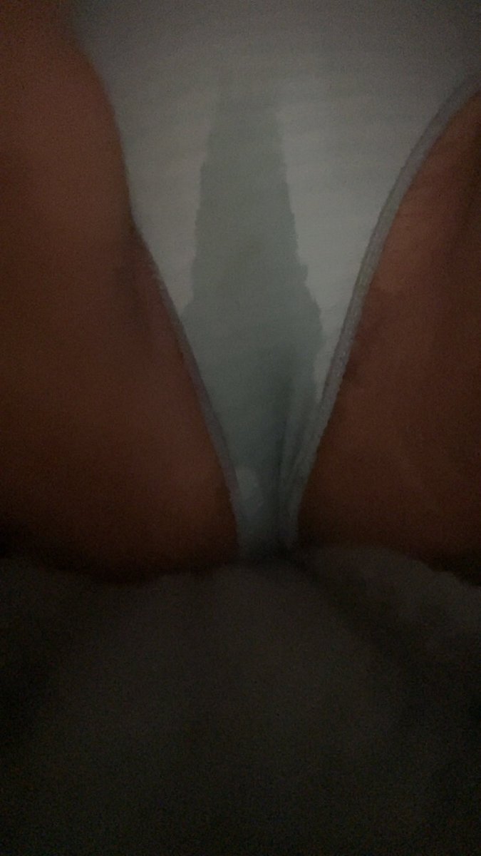 mikaaaomo's tweet photo. i've been holding since i woke up.. >.< 
≈an hour + 40 minutes..
i just drank a 17oz water bottle and i keep leaking.. https://t.co/URQSBVuBSV