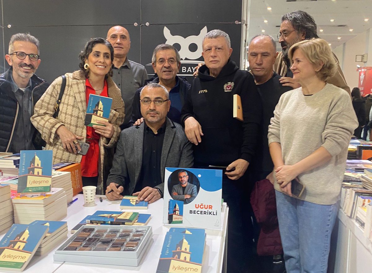 İlk imza gününde dostlarla bir araya geldik. Herkese kalpten sevgiler ve teşekkürler.
#imzagünü #iyileşme #ankarakitapfuarı #destekyayınları #kitap #journalist #writer #gazeteci #yazar #Türkiye🇹🇷