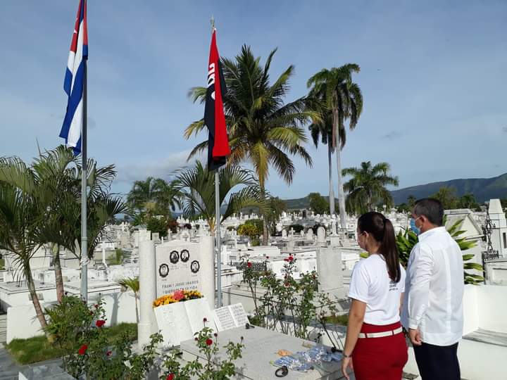 Frank País fue el alma joven de la Revolución Cubana. A su corta edad entró en la historia de nuestra Patria y hizo a ella un aporte singular. Frank está definitivamente en el corazón del pueblo.