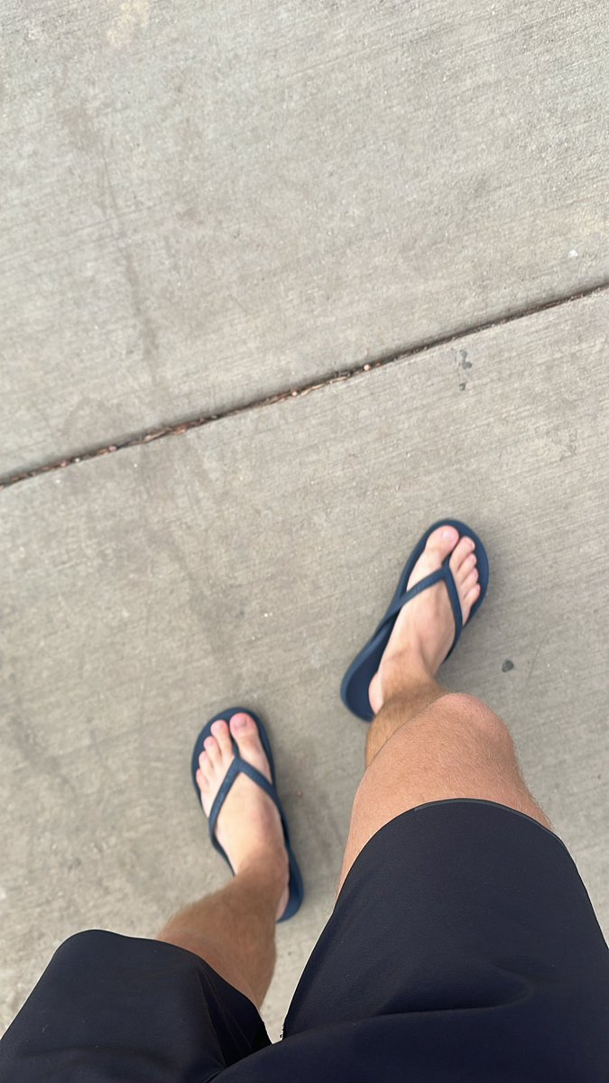 MaximusCroftt's tweet image. The SEC mind can simply not handle the hungover walk for a Gatorade in shorts and slides in 18 degree weather