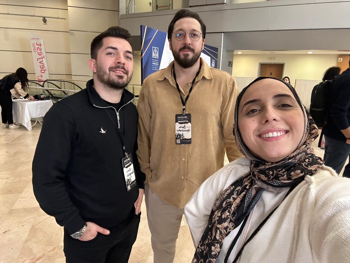EBurgazli's tweet photo. DevFest2024 etkinliğine katıldım. Bu organizasyonda ekip arkadaşlarımla birlikte hem keyifli vakit geçirdik hem de birçok yeni bilgi öğrendik.Teknoloji dünyasından yeni kişilerle tanışma ve eski dostlarla bir araya gelme fırsatı buldum. Emeği geçen herkese teşekkür ederim. 🎉🚀 https://t.co/TbUg8w5ajj