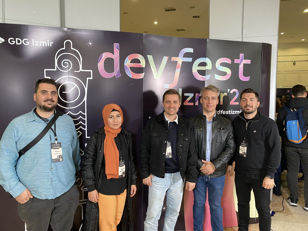 EBurgazli's tweet photo. DevFest2024 etkinliğine katıldım. Bu organizasyonda ekip arkadaşlarımla birlikte hem keyifli vakit geçirdik hem de birçok yeni bilgi öğrendik.Teknoloji dünyasından yeni kişilerle tanışma ve eski dostlarla bir araya gelme fırsatı buldum. Emeği geçen herkese teşekkür ederim. 🎉🚀 https://t.co/TbUg8w5ajj