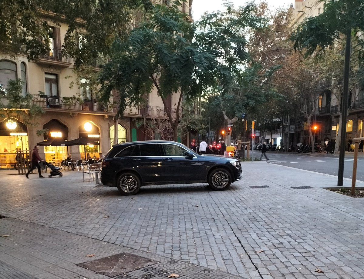 I aquí deixa el cotxe aparcat. Enmig de la vorera de Girona i del pas de vianants. Amb la total seguretat q la <a href="/GUBBarcelona/">Guàrdia Urbana Barcelona</a> no farà res per sancionar-lo ni retornar l'espai als vianants. Però això no és un problema per <a href="/CorEixample/">coreixample</a>, si són cotxes, tot ok.
<a href="/AVVDreta/">AVV Dreta de l'Eixample</a> <a href="/Bcn_Eixample/">BcnEixample</a>