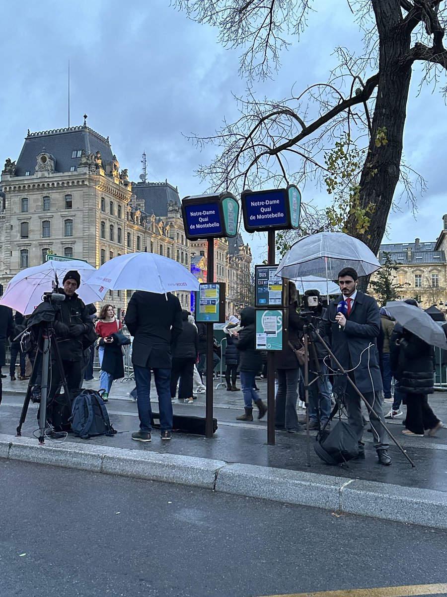 <a href="/LaCroix/">La Croix</a> Sur le quai de Montebello, en face de #NotreDame, le public s’organise face au temps incertain 

Des rafales de vent jusqu’à 60km/h sont attendues dans la soirée. En raison de cette météo, l’intégralité de la cérémonie se déroulera à l’intérieur de la cathédrale 

<a href="/LaCroix/">La Croix</a>