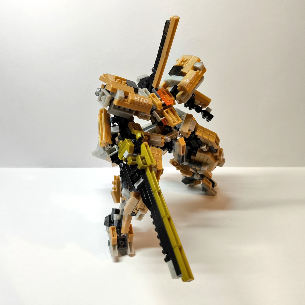 FIWWA's tweet image. ダイソー #プチブロック でロボットを作りました
使ってなかった色シリーズ・メタリックのカッパーです

これまでメタリックとクリアの部品はワンポイントのみ使うのが常でしたので今回チャレンジしてみました
いかがでしょう