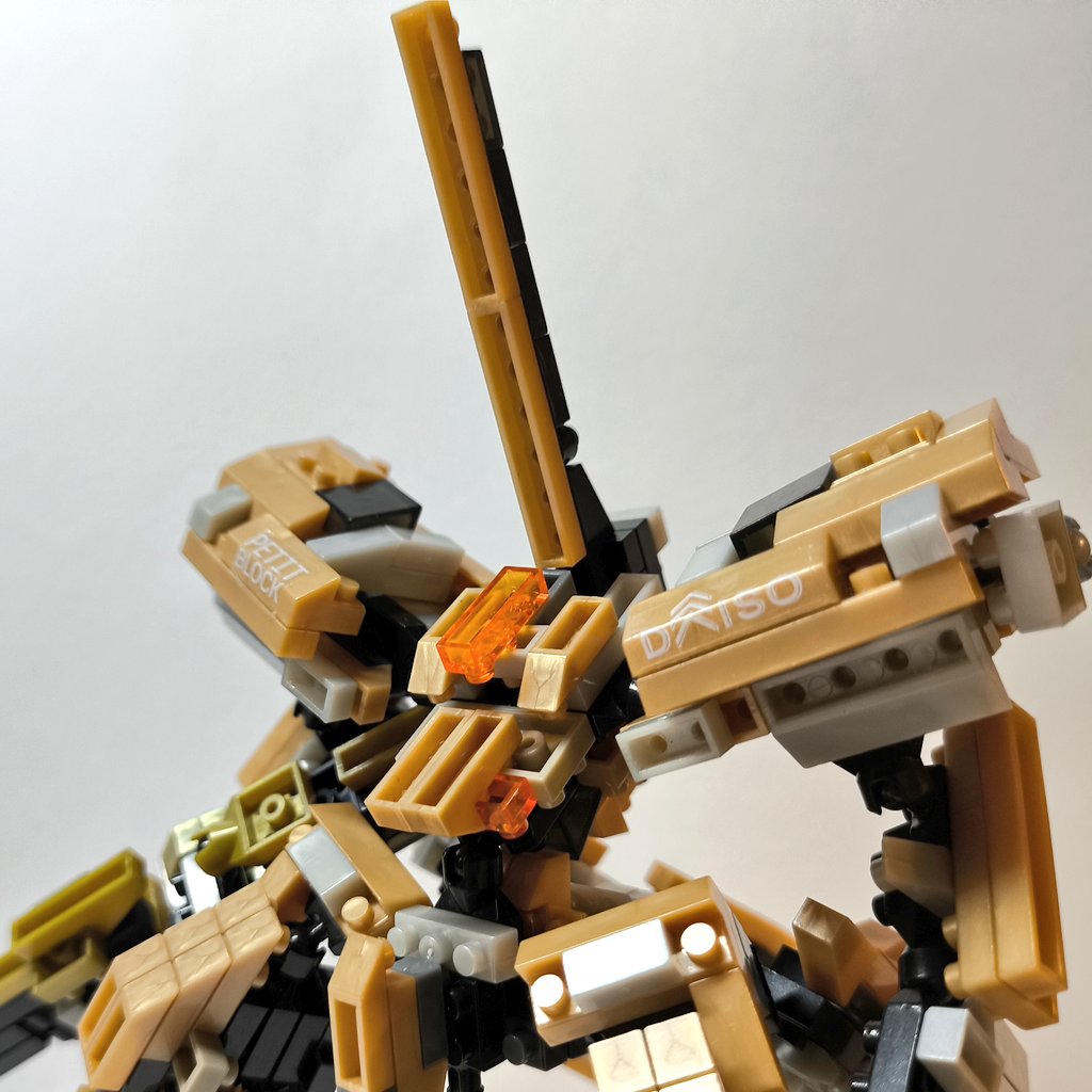 FIWWA's tweet image. ダイソー #プチブロック でロボットを作りました
使ってなかった色シリーズ・メタリックのカッパーです

これまでメタリックとクリアの部品はワンポイントのみ使うのが常でしたので今回チャレンジしてみました
いかがでしょう
