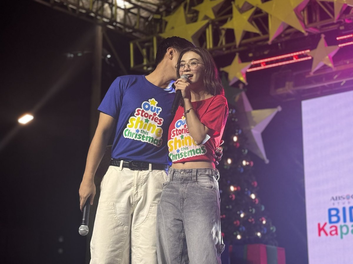 ABSCBNNews's tweet photo. Kilig moments ang hatid nina JM at Fyang sa kanilang duet para sa Bida Kapamilya event sa Taguig City, Sabado ng gabi. | via @annacerezo_ 

Kaugnay na ulat: https://t.co/fvuO56XYMt https://t.co/Ams2sdR5k5