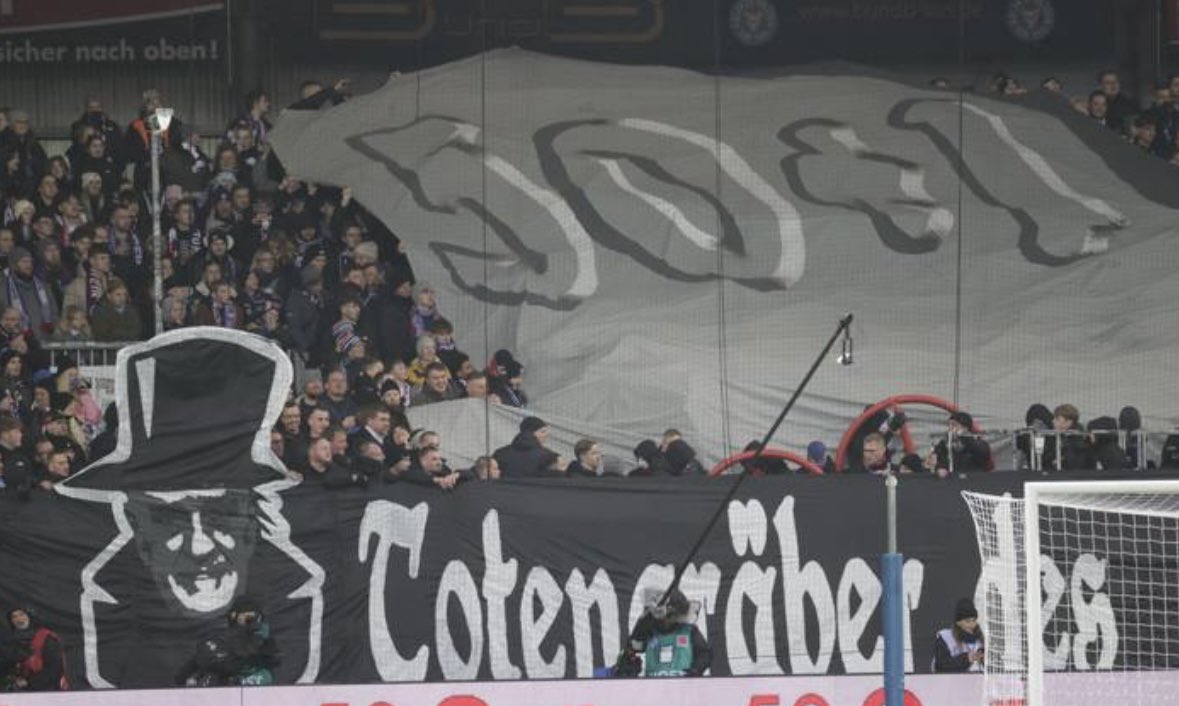ultras1899_'s tweet image. Holstein Kiel - RB Leipzig #ultras #HolsteinKiel #Block501 contre #RedBull qui contourne la règle du 50+1 #ksvholsteinkiel #holstein #Kiel #KSVRBL (07.12.24)