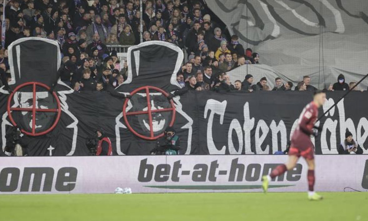 ultras1899_'s tweet image. Holstein Kiel - RB Leipzig #ultras #HolsteinKiel #Block501 contre #RedBull qui contourne la règle du 50+1 #ksvholsteinkiel #holstein #Kiel #KSVRBL (07.12.24)