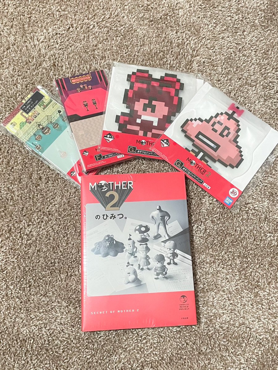 母がアメリカに来てくれました🇺🇸✨注文していたMOTHER2のひみつ📕と、母が当ててくれた一番くじの景品🥹「私くじ運悪かったわ…」って言われたけど、MOTHER2の一番くじはどれが当たっても当たりだと思っていたので十分嬉しい💕可愛すぎて勿体なくて使えない〜〜〜！