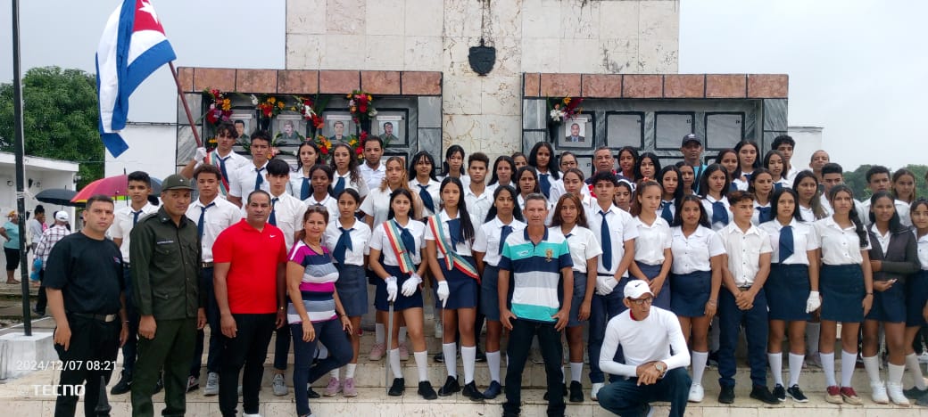 dmsmaso's tweet photo. Los jóvenes de #BaroloméMasó siempre rindiendo tributo a nuestros héroes caídos #FidelPorSimpre #SaludBMaso #DPSGranma #GenteQueSuma #GeoPAlvarez
#CubaViveEnSuHistoria @YudelkisOrtizB https://t.co/KghsaERL56