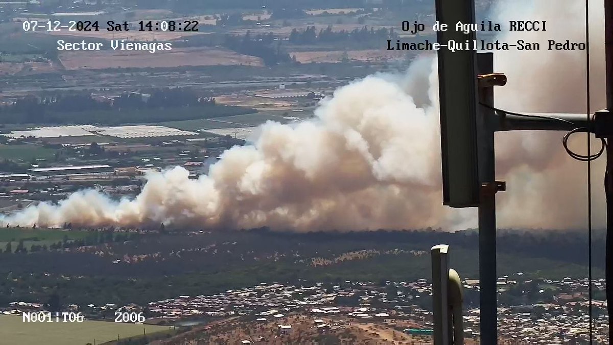 BomberosdeChile's tweet image. 𝗔𝗛𝗢𝗥𝗔 | Bomberos de #Quillota con apoyo de #Quilpué  #Limache #LaCruz #LaCalera #VillaAlemana #Nogales e #Hijuelas trabajan en segunda alarma de incendio forestal en Fundo Santa Rosa, sector San Pedro. Senapred decretó alerta roja comunal.