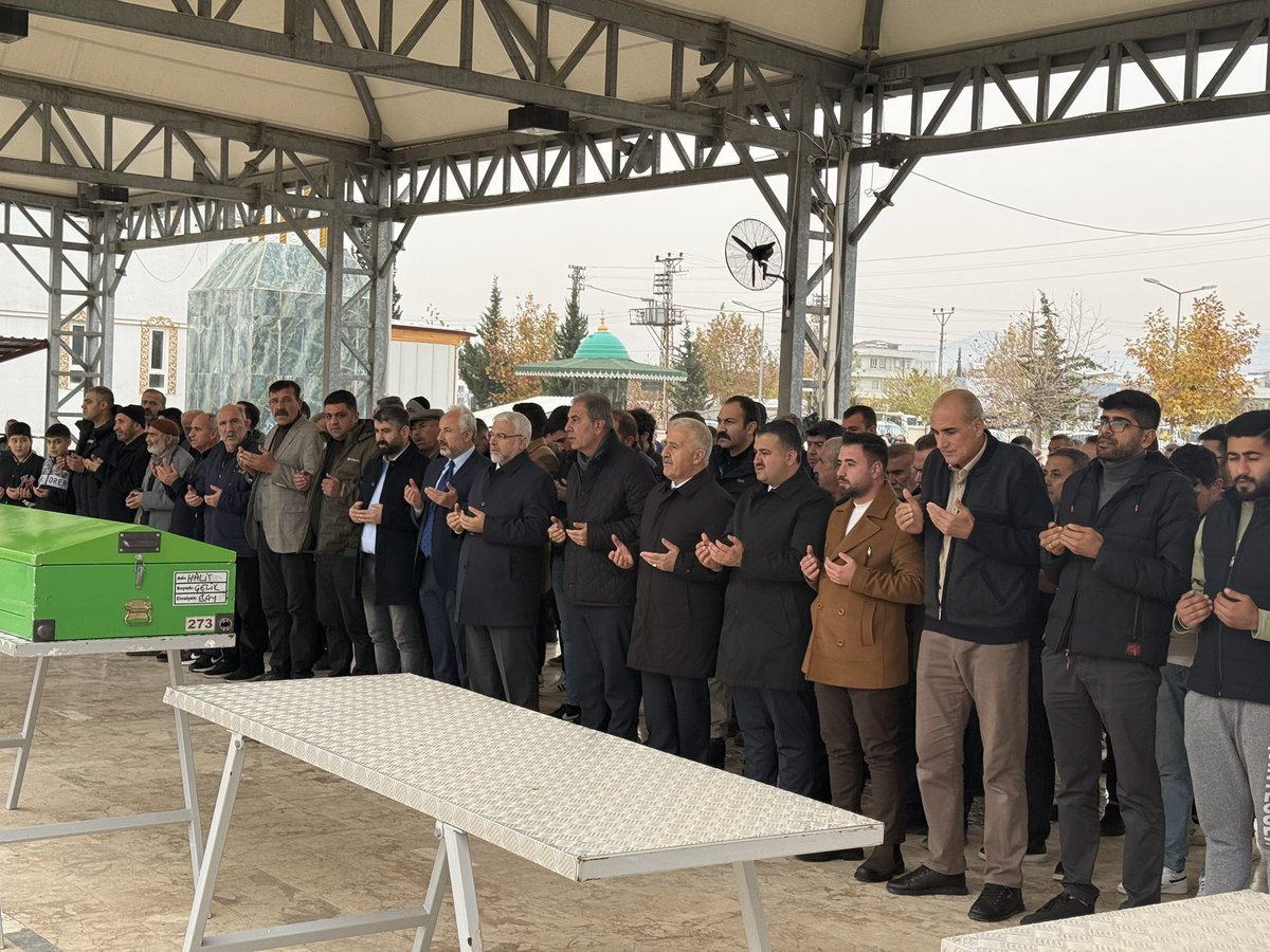 ahmetarslan36's tweet photo. Önceki dönemler Telif Hakları ve Sinema Genel Müdürü Abdurrahman Çelik’in genç yaşta ahirete irtihal eden kardeşini Adıyaman’da Hakk’a uğurlayıp, deprem şehitlerine Fatiha okuduk.

Genel Müdürümüze, ailesine ve yakınlarına başsağlığı ve sabırlar diliyorum.

Mekanı Cennet olsun. https://t.co/hTWZpdU7ko
