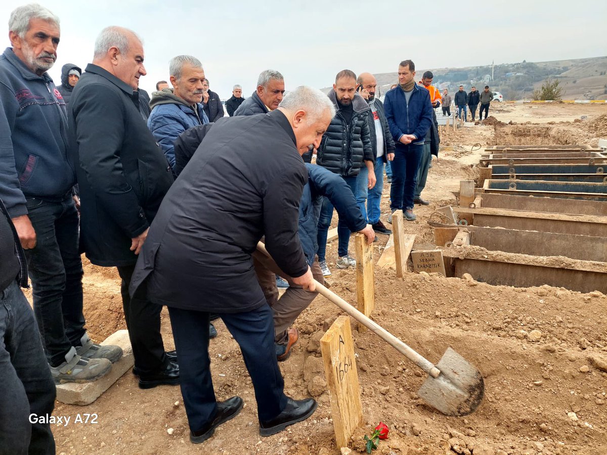 ahmetarslan36's tweet photo. Önceki dönemler Telif Hakları ve Sinema Genel Müdürü Abdurrahman Çelik’in genç yaşta ahirete irtihal eden kardeşini Adıyaman’da Hakk’a uğurlayıp, deprem şehitlerine Fatiha okuduk.

Genel Müdürümüze, ailesine ve yakınlarına başsağlığı ve sabırlar diliyorum.

Mekanı Cennet olsun. https://t.co/hTWZpdU7ko