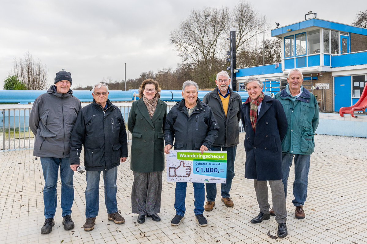 HansBeenakker's tweet photo. De jaarlijkse Vrijwilligersprijzen uitgereikt! Samen met weth. Irma Bultman op waarderingstournee langs alle winnende projecten. En bokaal uitgereikt aan vrijwilliger (Daphne v/der Kaa) én de jonge vrijwilliger (Thijs Geurts) v/h jaar. 
Vrijwilligers zijn cement v/d samenleving! https://t.co/Zb81vulbJC