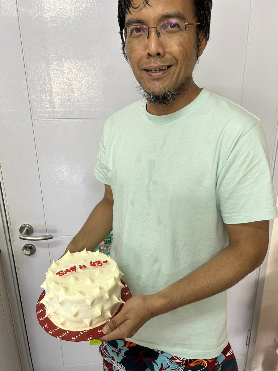 NatasyaAziz's tweet photo. “You simpan cake ni kat rumah mak ke?” Kek durian surprise yang tak berapa surprise untuk suami yang dah sah 43 tahun, Alhamdulillah. Selamat ulangtahun sayangku. Umm Nusaybah and Nusaybah love you very much ❤️❤️❤️ @syahrizanali https://t.co/ooPXPIgQ14