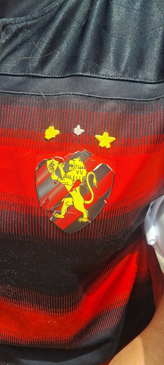 srtavenancio's tweet image. Vim pagar a promessa do acesso, o escudo da camisa todo lascado usei durante toda série B, se não subisse eu passaria a série B 2025 usando a camisa só com a " sombra " do escudo.
Subiu e vim pagar a promessa com Ceça e aposentar a camisa.
Série A 2025 usarei uma diferente. #PST