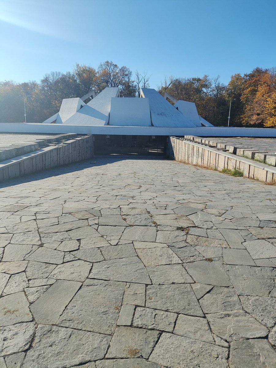 След 35 години  в Пловдив, ако погледнеш на изток през добре подрязните дървета ще видиш..... Алъоша, а на запад...добрата стара братска могила. Страх ме е да погледна на север и на юг. Густо майна Филибето. А някога бяхме синята столица на България😡😡🤮