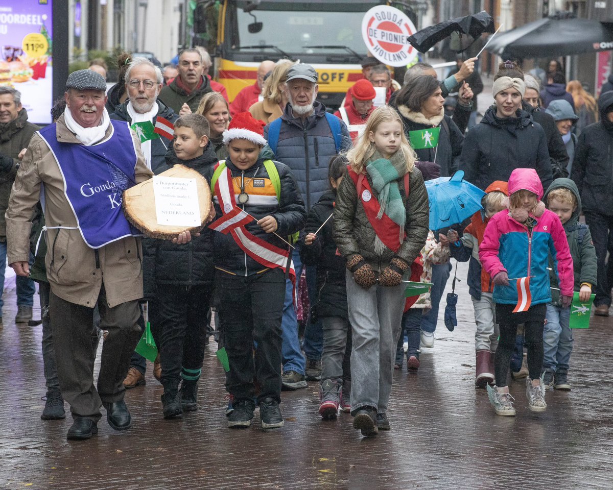 SOB_Gouda's tweet photo. Piet Streng: ereburger van Gouda! 

Naast voorzitter van onze stichting is Piet ook chef boom bij Gouda bij Kaarslicht. Gisteren stond hem een grote verassing te wachten!

Namens alle vrijwilligers van harte gefeliciteerd! 

📸 Astrid den Haan (1-3) &amp; Jan van den Berg (2-4) https://t.co/zdmOZDuHVK