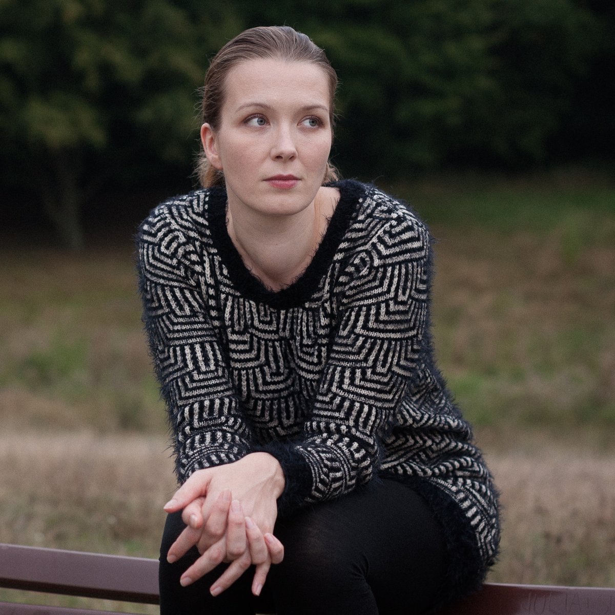 Katja on a bench || Katja auf einer Bank #berlin #schauspielerin #actress #actorslife #portraitphotography
