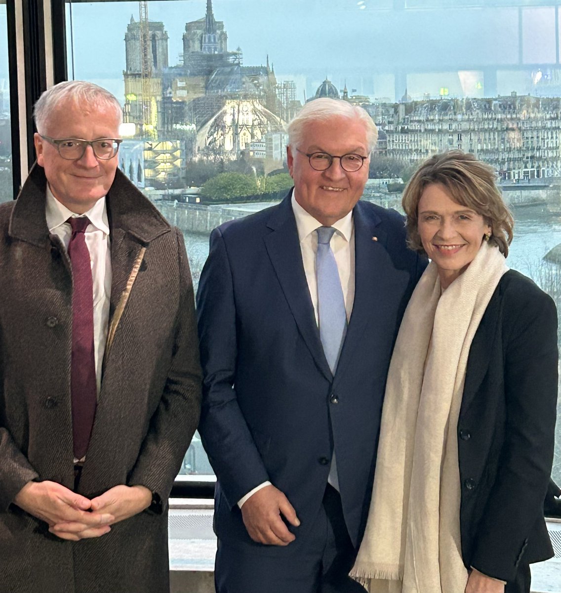 AmbDEenFR's tweet photo. Bienvenue à Paris au président fédéral 🇩🇪 Frank-Walter Steinmeier et Elke Büdenbender! 
Votre présence à la réouverture de Notre-Dame de Paris est hautement symbolique. 
Quatre vitraux ont été rénovés à Cologne – un geste concret d’amitié entre l’Allemagne et la France. https://t.co/3WP47Jzk3T