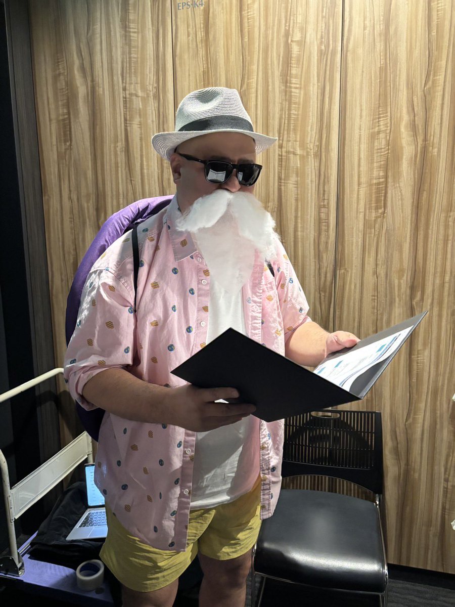 trombe_boss's tweet image. 今年の衣装、香菜ちゃんからのオーダー『亀』で何パターンか考えた中で採用したもの↓↓
昼…亀仙流道着。何故か喋りはタートルトーク。
夜…亀仙人。
#花澤香菜
#DestinationClub