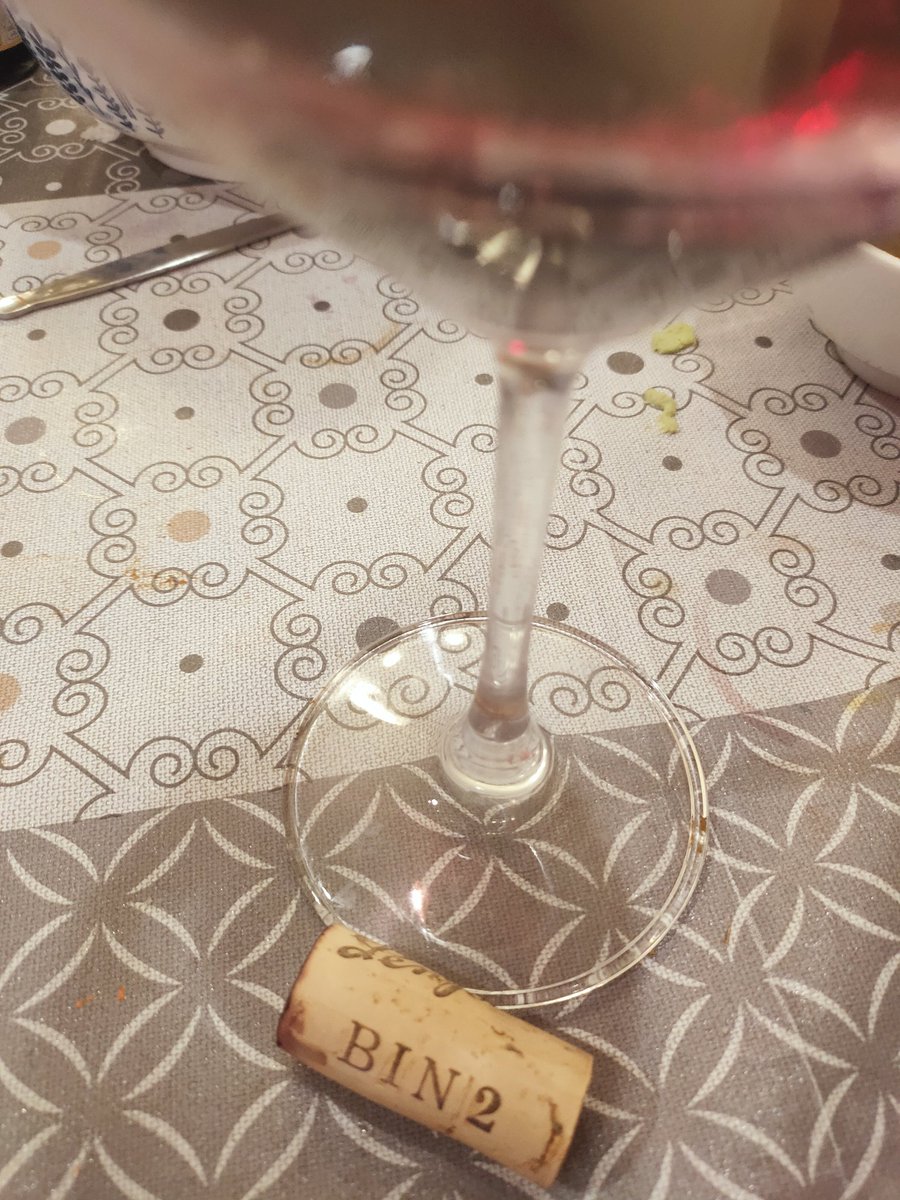 AmmySukhon's tweet photo. น่าจะเหมือนกันนะคับน้องมาย
(ยกเว้นของเหลวสีแดง😁😁)
@milephakphum
@penfolds
#penfolds
#bin2 ฝาดนิดหวานหน่อยกลมกล่อมกำลังดี https://t.co/H7NyaGgYGc