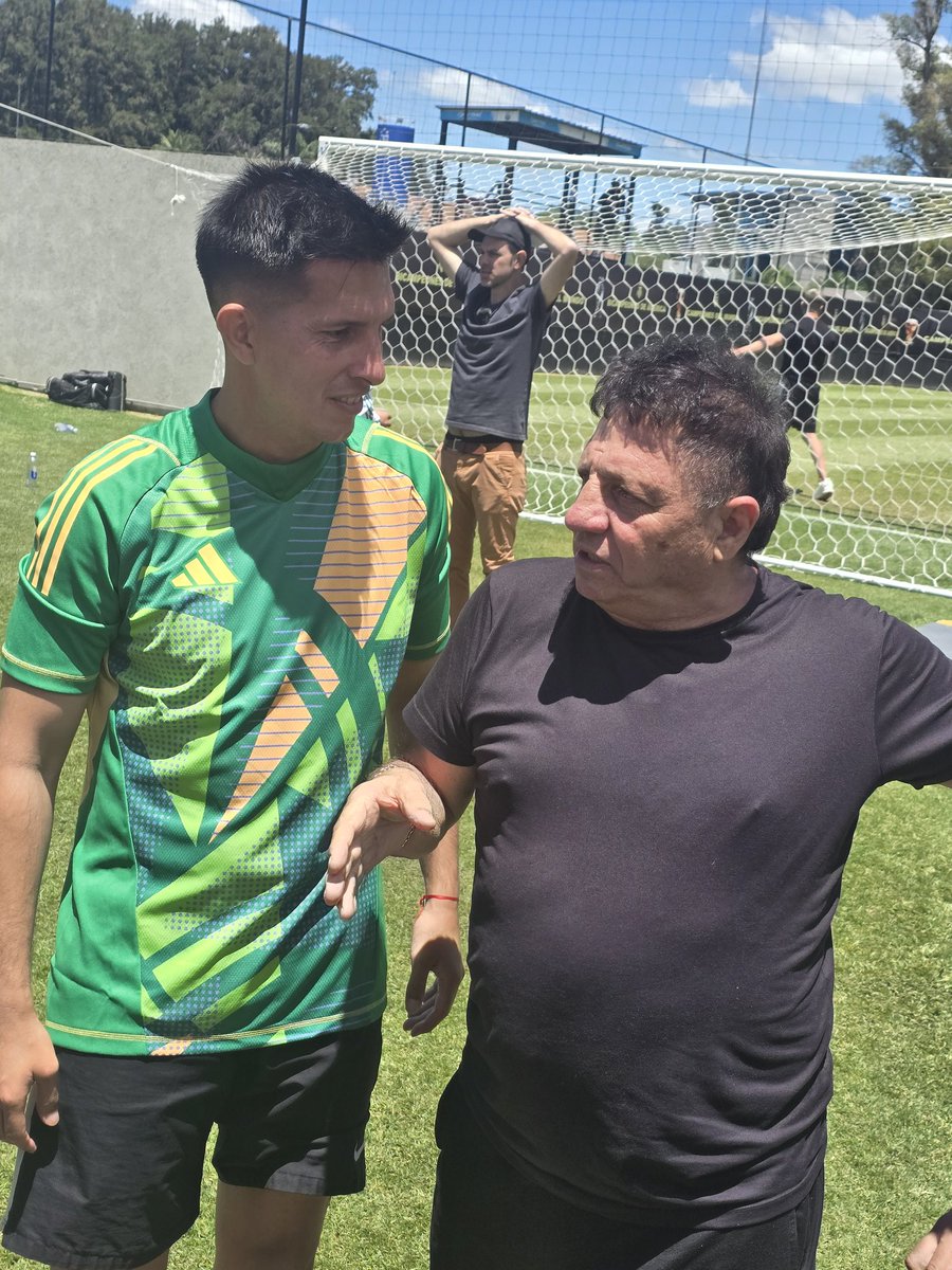 sebavdr's tweet photo. Paz y amor entre los protagonistas del mejor no grito de gol de la historia. https://t.co/EA1nSzBYtv