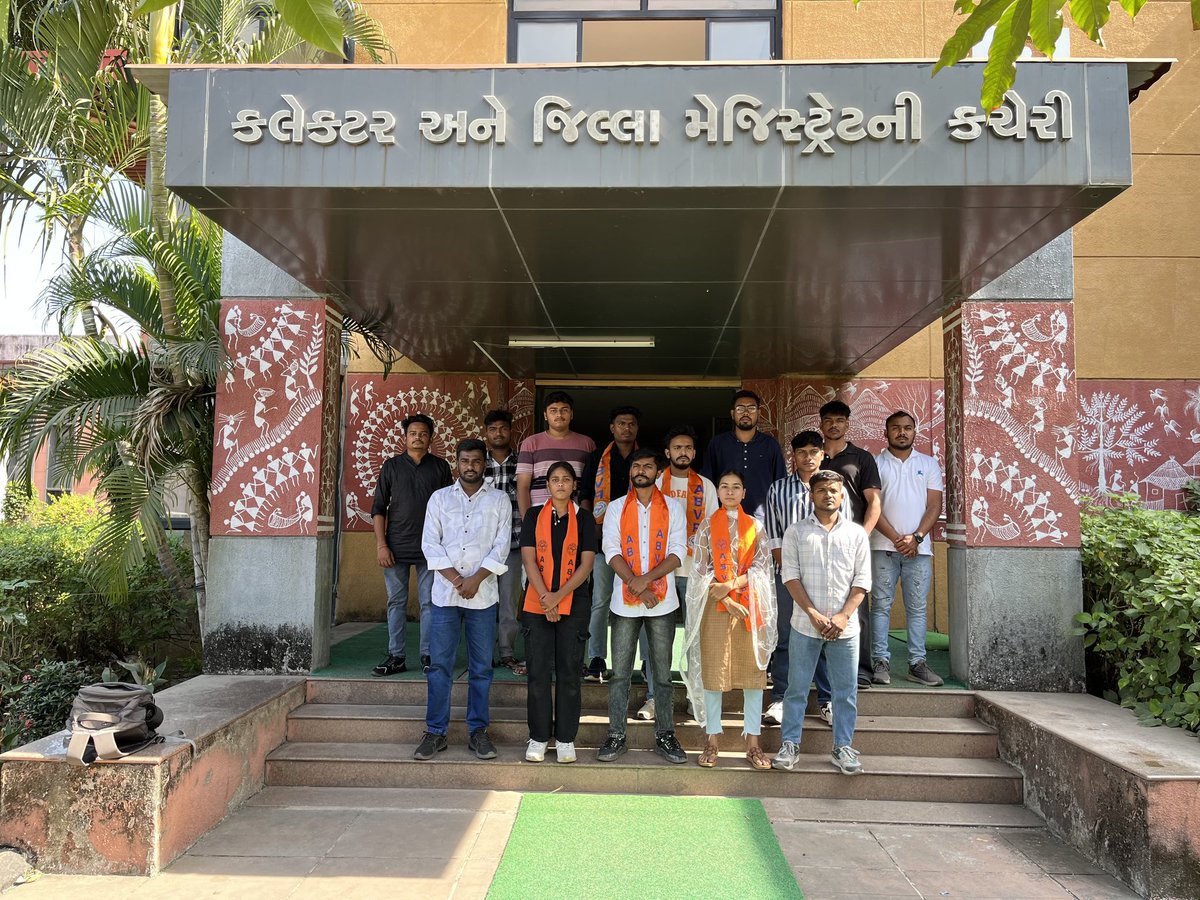 ABVPGujarat's tweet photo. #ABVPTapi ના કાર્યકર્તાઓ દ્વારા ગુજરાત સરકારના આદિજાતિ વિભાગ ના આવેલ પરિપત્ર માં મેનેજમેન્ટ ક્વોટા માં SC/ST વિદ્યાર્થીઓ ની શિષ્યવૃતિ રદ કરવાના નિર્ણય ને પાછો ખેંચવા માં આવે તેને લઈ ને જિલ્લા કલેકટર શ્રી ને આવેદન આપવા માં આવ્યું...
#ABVPGujarat https://t.co/jKbp9I2QSD