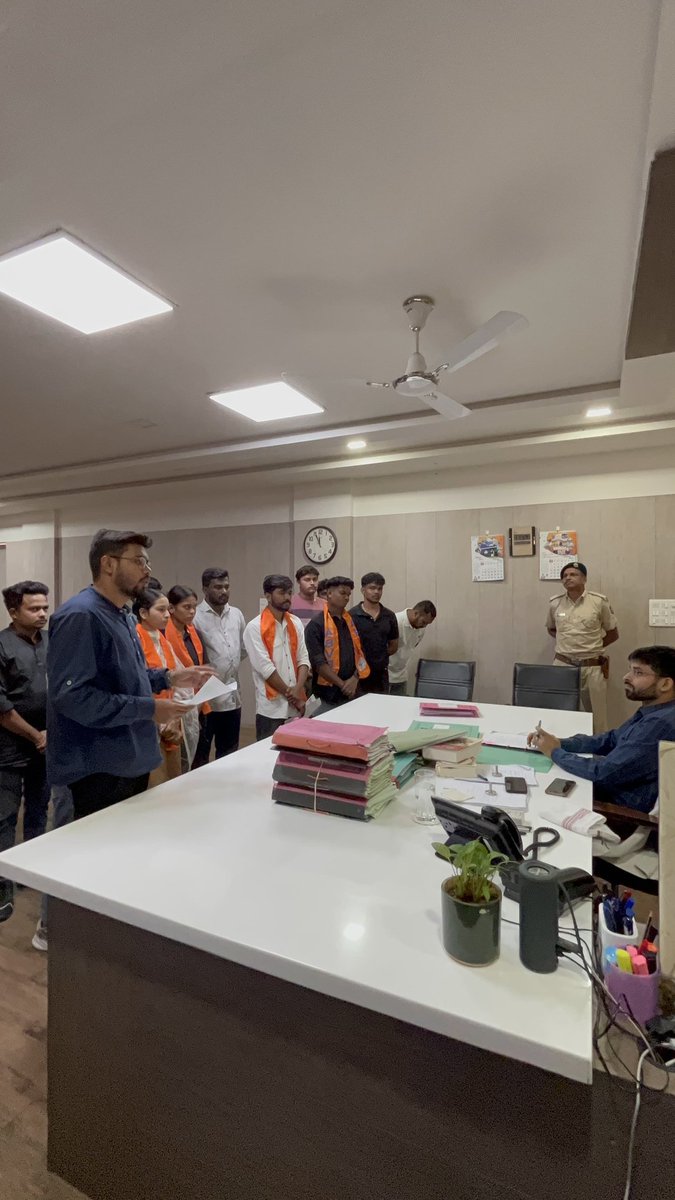 ABVPGujarat's tweet photo. #ABVPTapi ના કાર્યકર્તાઓ દ્વારા ગુજરાત સરકારના આદિજાતિ વિભાગ ના આવેલ પરિપત્ર માં મેનેજમેન્ટ ક્વોટા માં SC/ST વિદ્યાર્થીઓ ની શિષ્યવૃતિ રદ કરવાના નિર્ણય ને પાછો ખેંચવા માં આવે તેને લઈ ને જિલ્લા કલેકટર શ્રી ને આવેદન આપવા માં આવ્યું...
#ABVPGujarat https://t.co/jKbp9I2QSD