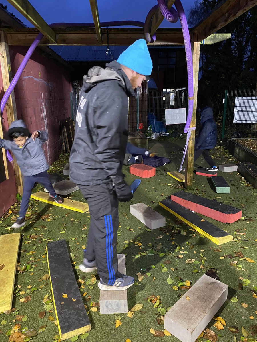 Play_Glos's tweet image. The rain and wind meant indoor shop role play and games for our Thursday #Play2Nurture crew.

They enjoyed playing out in the elements too with obstacle courses and foam sword fights 🌧️

@TNLComFund #ChildLedPlay #TimeToBe