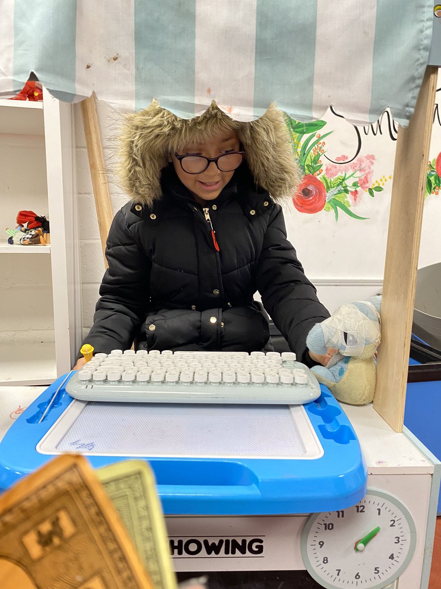 Play_Glos's tweet image. The rain and wind meant indoor shop role play and games for our Thursday #Play2Nurture crew.

They enjoyed playing out in the elements too with obstacle courses and foam sword fights 🌧️

@TNLComFund #ChildLedPlay #TimeToBe