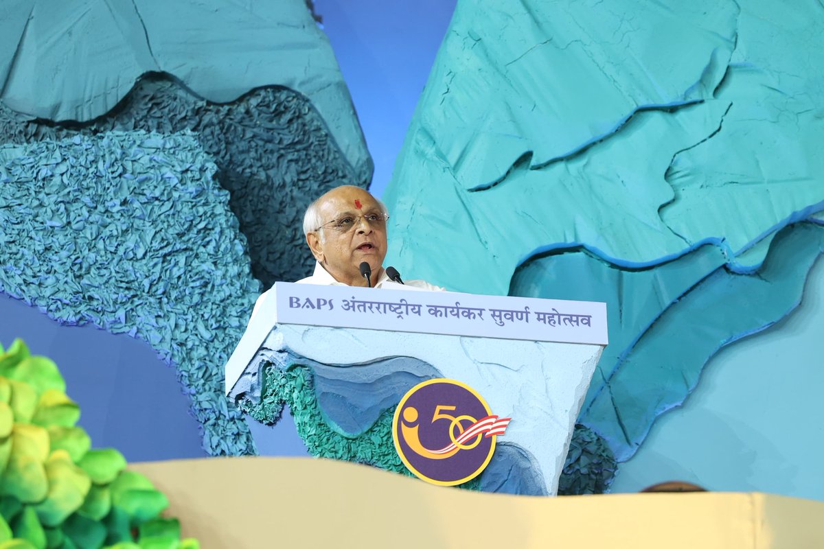 CMOGuj's tweet photo. માનનીય વડાપ્રધાન શ્રી નરેન્દ્રભાઈ મોદી આ અવસરે વર્ચ્યુઅલ માધ્યમથી ઉપસ્થિત રહ્યા હતા તેમજ આજના કાર્યક્રમને ભગવાન શ્રી સ્વામિનારાયણ અને પ્રમુખ સ્વામી મહારાજના સંકલ્પ, શિક્ષા અને મૂલ્યોને ચરિતાર્થ કરનાર ગણાવ્યો હતો.

માનનીય કેન્દ્રીય ગૃહ-સહકાર મંત્રી શ્રી અમિતભાઈ શાહે સ્વામિનારાયણ સંપ્રદાયમાં BAPS સંસ્થાની સમાજને વ્યસનમુક્ત બનાવવાની સાથે શિક્ષણ સહિતના અન્ય ક્ષેત્રોમાં સેવાકીય કામગીરીની સરાહના કરી હતી.

મુખ્યમંત્રીશ્રીએ આ અવસરે પ્રમુખસ્વામી મહારાજને સ્મરણાંજલિ અર્પણ કરતા જણાવ્યું હતું કે, માનનીય વડાપ્રધાન શ્રી નરેન્દ્રભાઈ મોદી અને કેન્દ્રીય ગૃહ-સહકાર મંત્રી શ્રી અમિતભાઈ શાહના નેતૃત્વમાં ભારતીય સંસ્કૃતિના પુનરુત્થાનના યુગની શરૂઆત થઈ છે. તેમણે આજના કાર્યક્રમને નવા ભારતના નિર્માણનો પ્રેરક ઉપસ્થિત ગણાવ્યો હતો અને સંપ્રદાયની સેવાકીય કામગીરીની સરાહના કરી હતી.