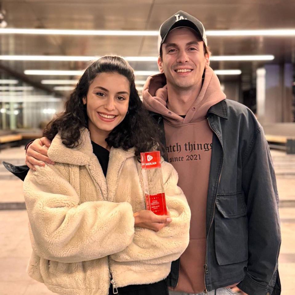 the way they’re looking at their own pic 💔

YabaniDevamEtsin