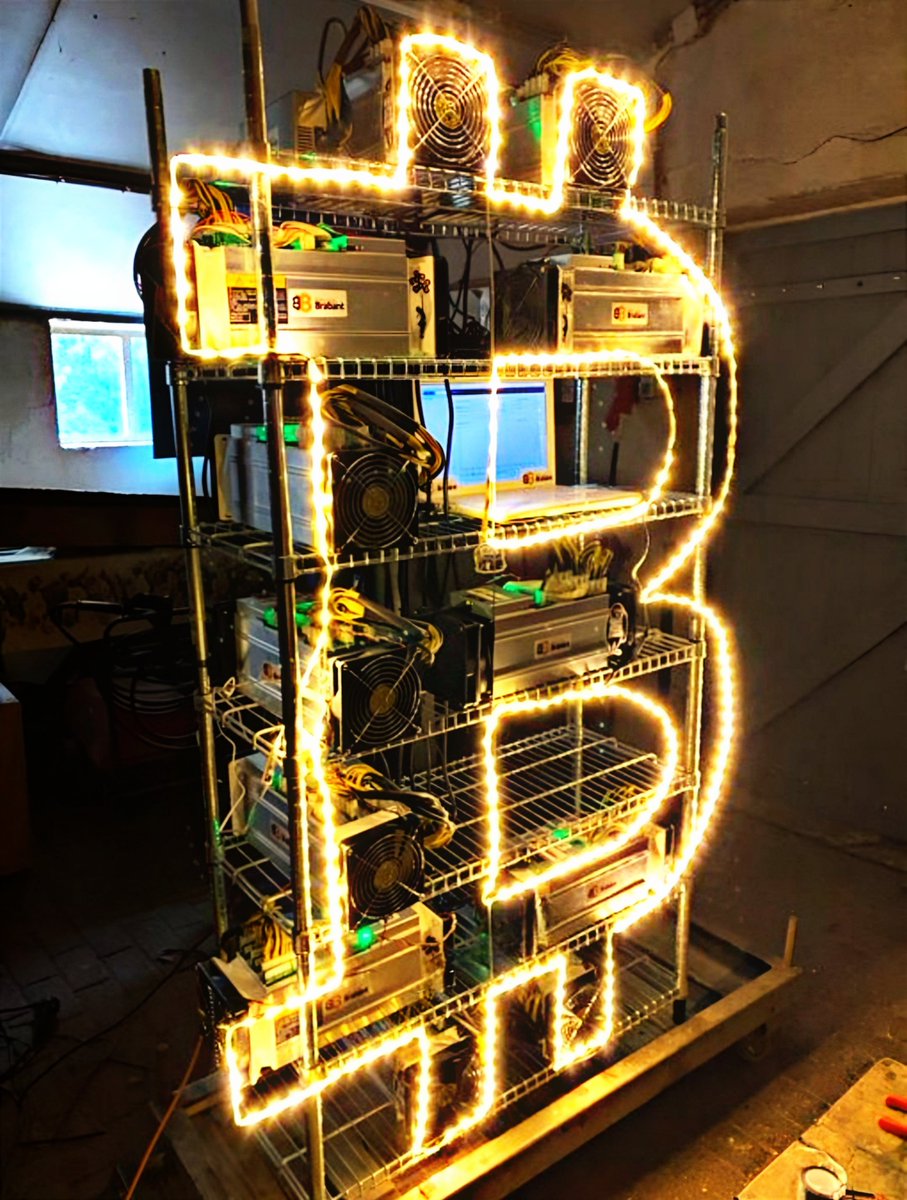 Bitcoin_Teddy's tweet photo. I just put up the Christmas tree.🎄#Bitcoin https://t.co/nYWpQma3wC