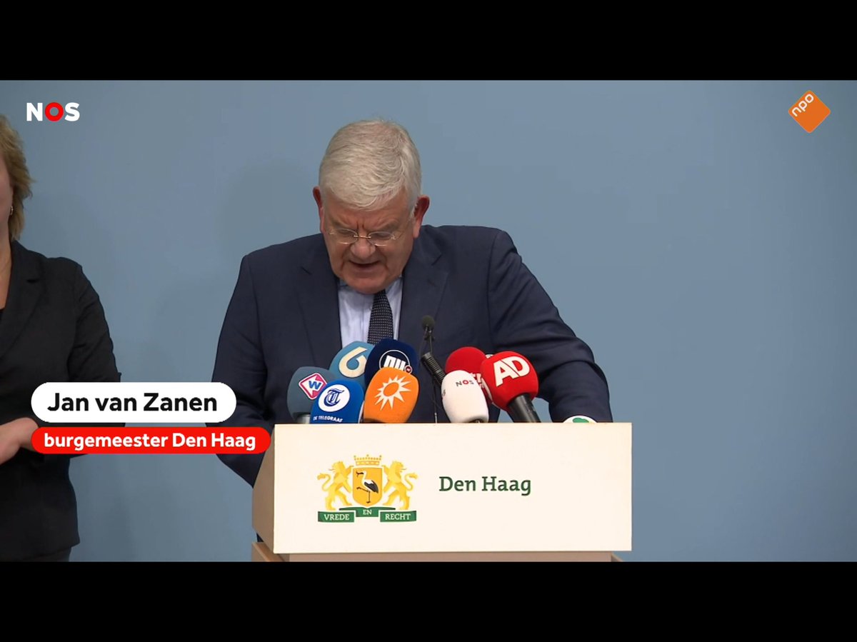 Een gebarentolk inschakelen tijdens een crisis is goed. Jammer dat er tijdens de persconferentie alleen arm zichtbaar is. Weinig oor voor 1,5 mio Nederlanders die doof- en slechthorend zijn. #DenHaag