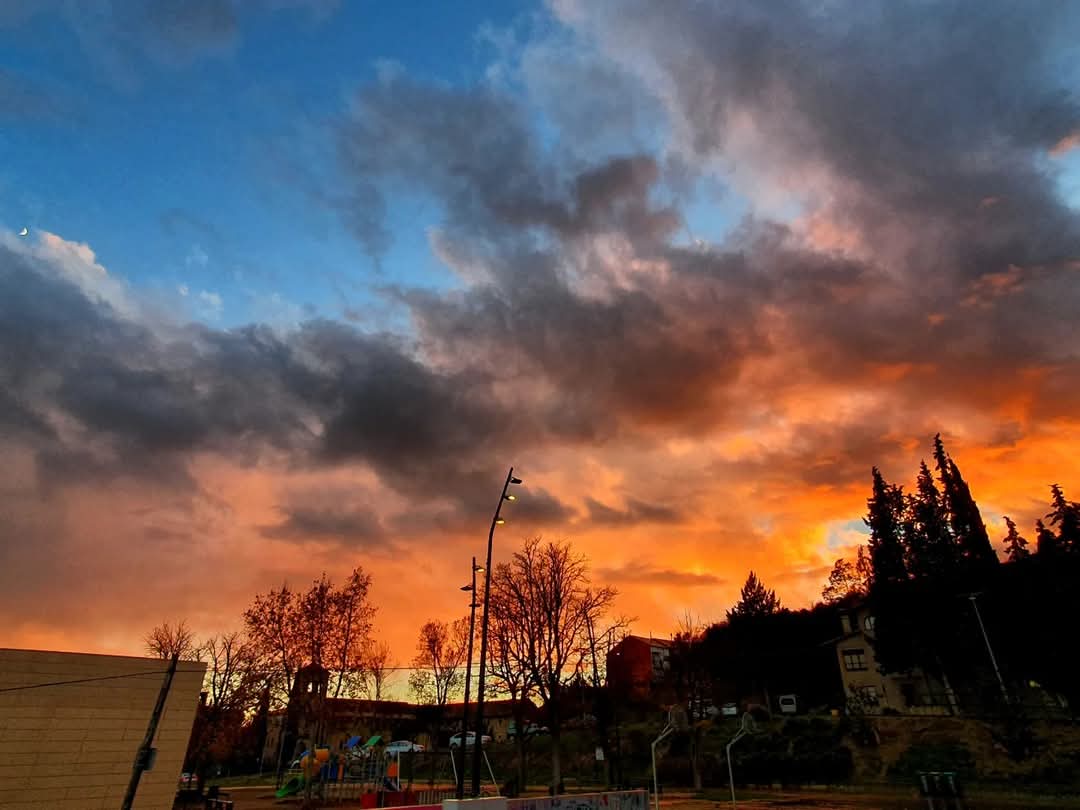 meteoecovisual's tweet photo. Atardecer tras la lluvia con estratos y algo de candilazo con una temperatura de 8.9°C desde Solsona.
#solsona
#solsones
#cielos #cielo #nube #nubes #meteo #meteorologia
#atardeceres #anochecer
#candilazo #crepúsculo #puestadesol
#observadormeteorologico https://t.co/NMcFpWPBNB