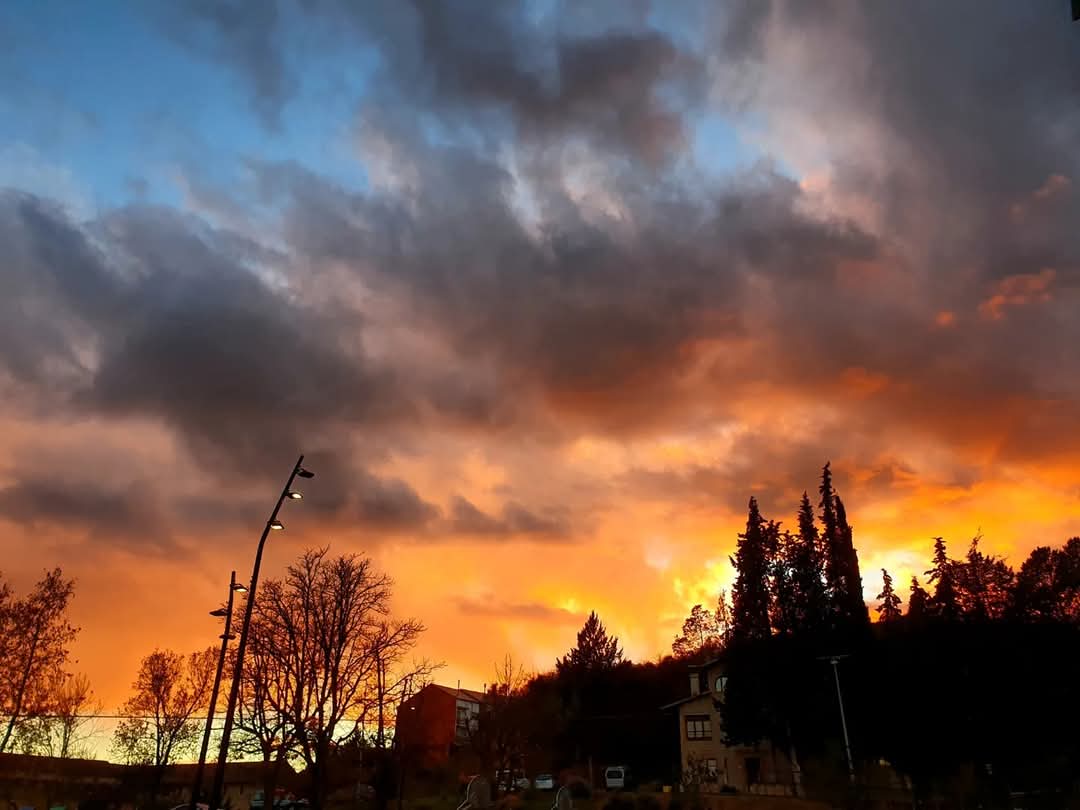 meteoecovisual's tweet photo. Atardecer tras la lluvia con estratos y algo de candilazo con una temperatura de 8.9°C desde Solsona.
#solsona
#solsones
#cielos #cielo #nube #nubes #meteo #meteorologia
#atardeceres #anochecer
#candilazo #crepúsculo #puestadesol
#observadormeteorologico https://t.co/NMcFpWPBNB