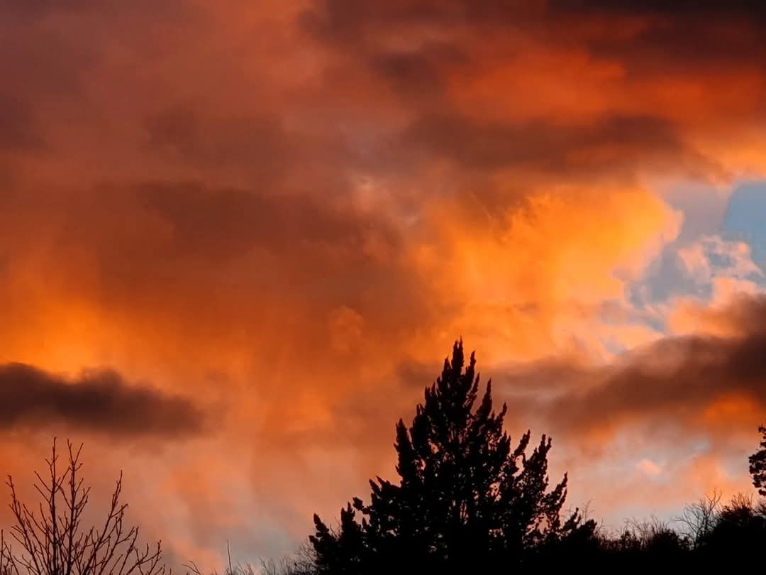 meteoecovisual's tweet photo. Atardecer tras la lluvia con estratos y algo de candilazo con una temperatura de 8.9°C desde Solsona.
#solsona
#solsones
#cielos #cielo #nube #nubes #meteo #meteorologia
#atardeceres #anochecer
#candilazo #crepúsculo #puestadesol
#observadormeteorologico https://t.co/NMcFpWPBNB