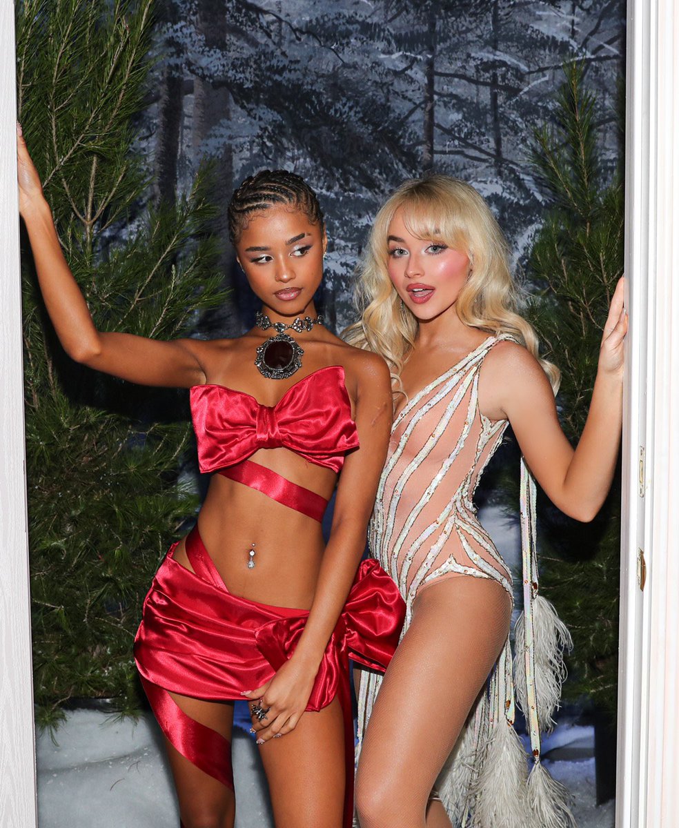PopBase's tweet image. Tyla and Sabrina Carpenter look like ART in new photo.